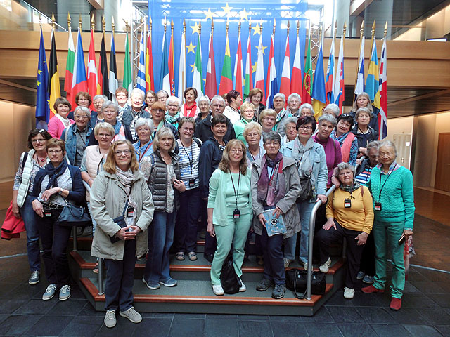 Reisegruppe um Friedhilde Schulze in Brüssel